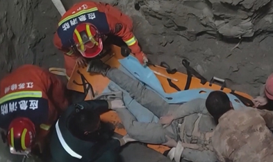 江蘇徐州：一工人高空作業時墜入深坑 消防員救援